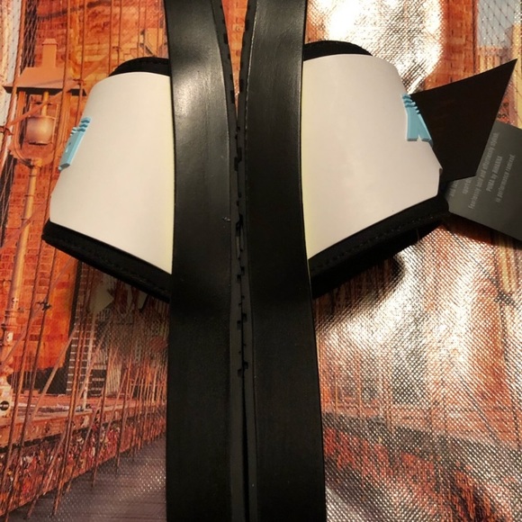 PUMA “FENTY” by Rihanna Slides - Picture 4 of 6